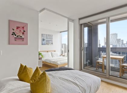 A Comfy 2BR Apt w/ City Views Near Southern Cross