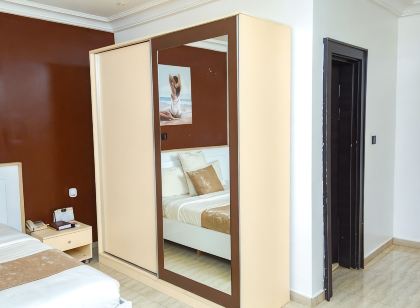 The Point Hotel & Suites