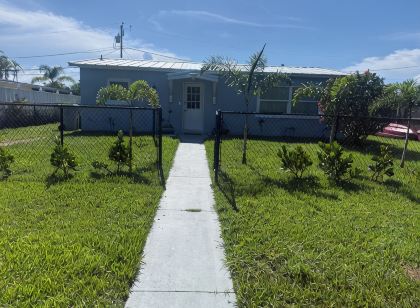 Charming 2-bedroom house with dock, AC, & Wifi. Enjoy kayaking2 min from beach