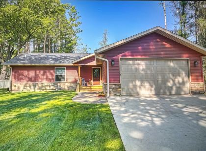 Brand New 3-bedroom cottage with WiFi and AC in enchanting Downtown Eagle River
