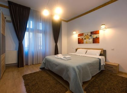 Victoriei Skyline Apartment - Steps from Old Town