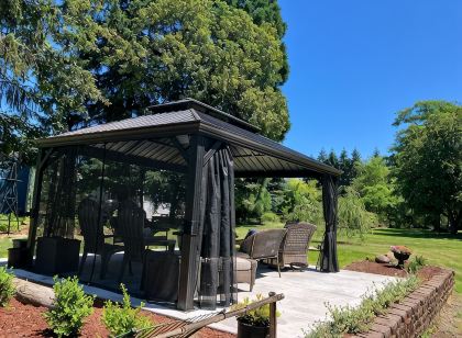 Cozy home with Private Forest/Park on 1.5 acres, Outdoor lounge area and Hot Tub