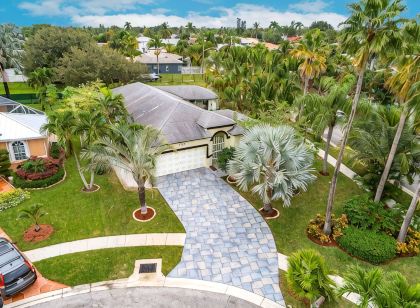 Tropical Oasis W/Heated Pool 2 miles to the Beach