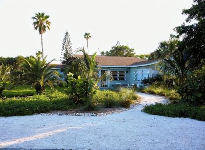 Stylish, and Relaxing in a Charming Neighbourhood with a Secluded Local Beach.