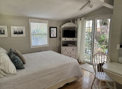 Charming Cottage in Historical Dist with Beautiful Gardens-5 Minute Walk to Town