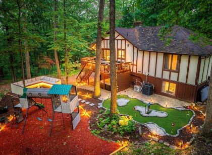 The Hidden Gem! Speakeasy, Karaoke, Hot Tub, Golf