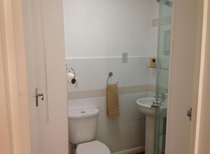 Room in Guest Room - Comfortable Family Room with Tv, Free Fast Wifi, Sleeps 3