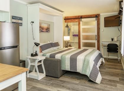Beach Bum Hideaway - Cozy studio condo with full kitchen. 400 ft to the beach!