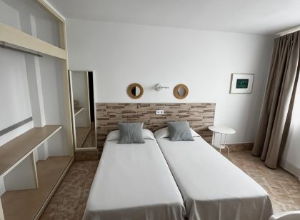 Hostal Residencia Cardona
