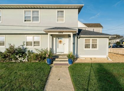 Spacious Home Ready for your memories(2 blocks to beach, downtown and train)