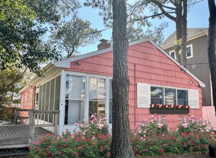 Adorable Coral Cottage, 1 block to the beach, Great Location in Dewey Beach!