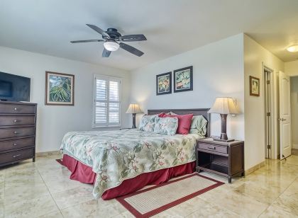 A Welcoming Beachfront 2BR/2BA, Vacation Home, W/D, AC, STEPS TO BEACH!