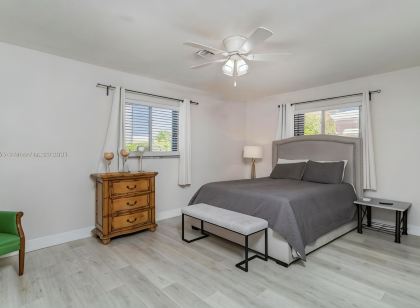 Charming 2-bedroom chalet with WiFi and AC in wonderful Lauderdale-by-the-Sea