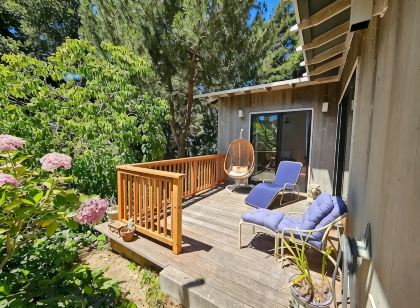 Cozy retreat near woods and sea