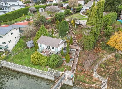 Beach Front Retreat :Private Beach and Dock Access, Hot Tub, BBQ &Free Kayaks!