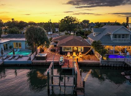 Sunrise Waterfront Duplex Escape; Hot Tub • Kayaks • Beach 5 Min