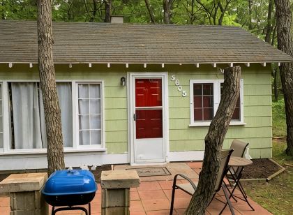 Lake Huron access wooded 2-bedroom cottage with WiFi in charming Oscoda