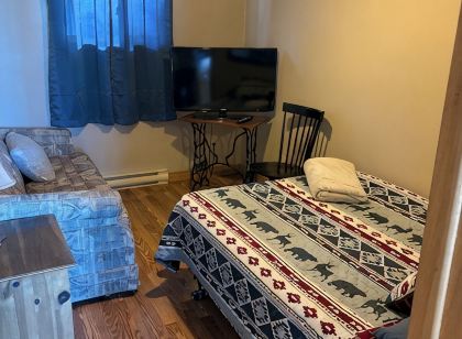 Modern 2 bedroom Cottage on the French River.