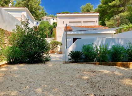 T3 garden heated pool parking close to port