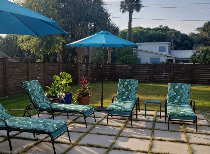 Suite A - 3 minutes walk to Center of Folly Beach, across from beach-1 Room