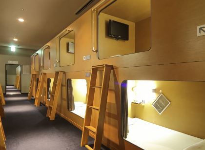 Nikoh Capsule Hotel Refre - Hostel - Caters to Men