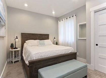 Newer luxury cottage with hot tub; walking distance to town and beach