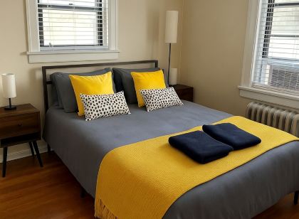 Charming 1-bedroom apt walk to Train and DownTown area with WiFi, AC