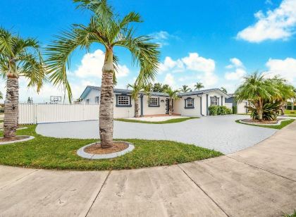 La Femme Resort /Heated Pool /Mini Golf/Pickleball /5 Bedrooms/Jacuzzi/BBQ