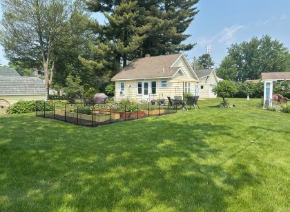 Romantic Cottage+Boating with Dock, + Atv Trails + Fishing+ .5 Mile to Downtown!