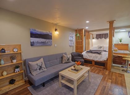 Cascade Getaway - Heart of Cle Elum - Full Kitchen, Private Patio & Pet Friendly