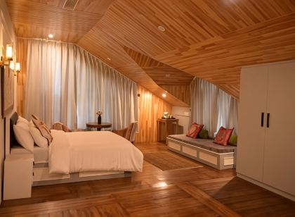 Tree of Life Lakeside Cottage, Srinagar