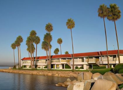 Oceanside Marina Suites - A Waterfront Hotel