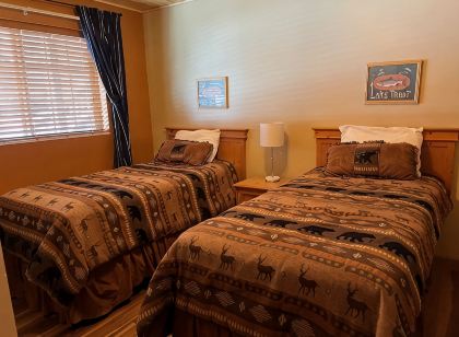 Lake living: newly renovated 2-bed/2 bath condo on Little St. Germain Lk w/ WiFi