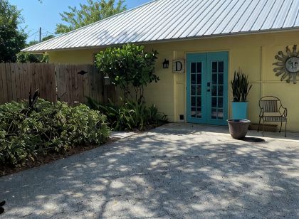 The Cozy Cottage at Cocoa Village-Private Oasis