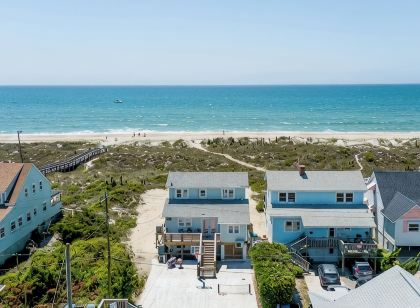 Oceanfront Family Cottage: Hot Tub, Heated Pool. Game Room & Stunning Beach View