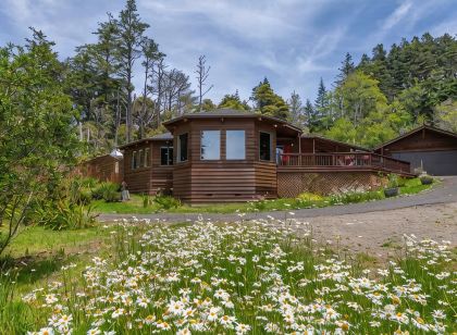 Stunning Sea Views, Hot Tub, Sauna, King Bed, Private and Sunny. EV