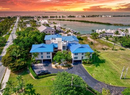 Water Front Condo in Duck Key. Free Wifi! Overlooking the Gulf of Mexico.