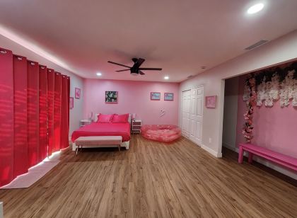 Charming 2-bedroom house with a unique pink esthetic