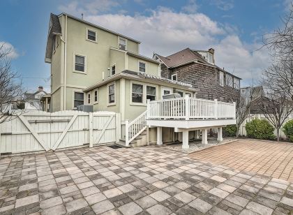 Beautiful Spacious Beach Home, Private Deck & Grill, 5-min to Beach w/ Badges