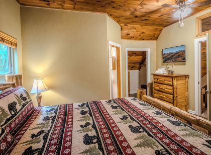Amazing Cabin w/Firepit, Gametable, Hot Tub, Wifi, Cable