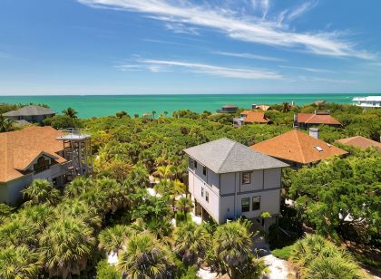 Spectacular beach front views with a short walk to members only beach