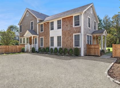SH Village Luxury with Pool House Spa - Guest Cottage. Walk to Town!