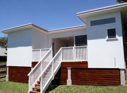 5 mins walk to Beach - Modern Beachy Escape. Netflix, Full Kitchen, Comfy Beds!