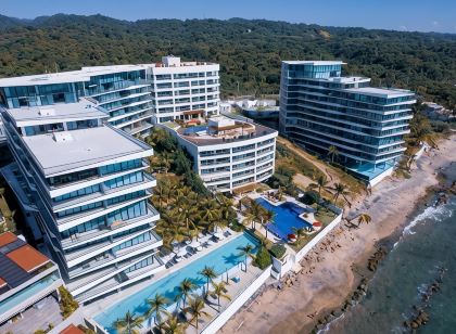 Beautiful Beach front Condo with pool and Espectacular ocean views