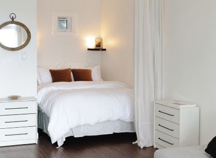 Goodview Suite - licensed waterfront studio with a fireplace and patio