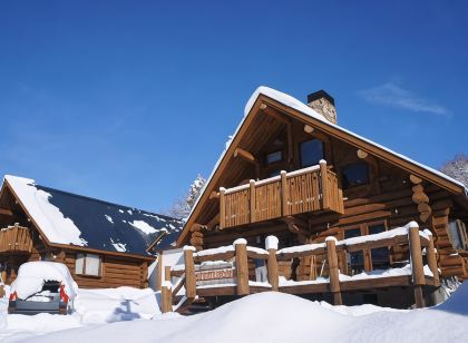 森のログホテル カムループス