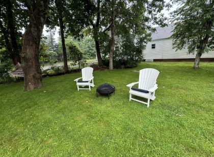 Charming Victorian Estate with AC, WiFi with water views in East Boothbay