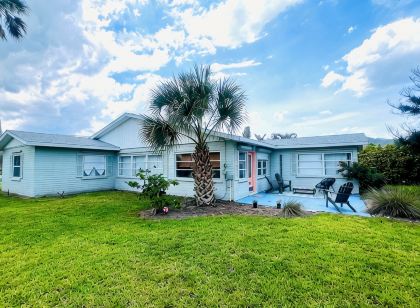 A Sea of Tranquility in a Charming Neighbourhood with a Secluded Local Beach.