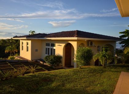 A entire beach house in front of the Pacific for nature-loving families!