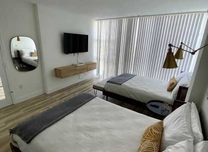 Renovated Oceanfront Condo at Ocean Manor:Private Beach,Tiki Bar,Fort Lauderdale